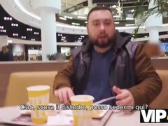 VIP4K. Un uomo incontra il dolce zenzero al centro commerciale e la scopa per soldi Thumb