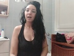 Madura masturbandose en la ducha se mete un peine por el coño Thumb